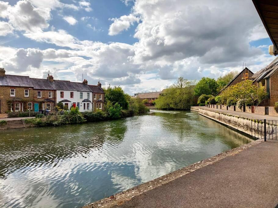 Stunning Riverside Oxford Apartment With Parking Екстериор снимка